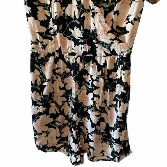 NWOT BLUENOTES Black Floral Short Sl Romper - Picture 2 of 13